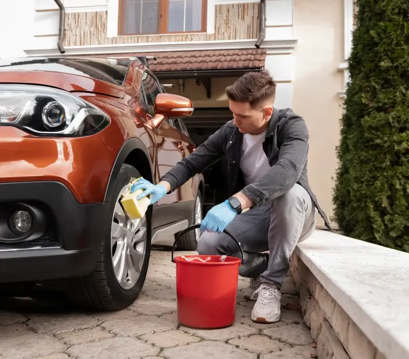 Lavage auto à domicile Jaligny-sur-Besbre : professionnel intervenant sur un véhicule